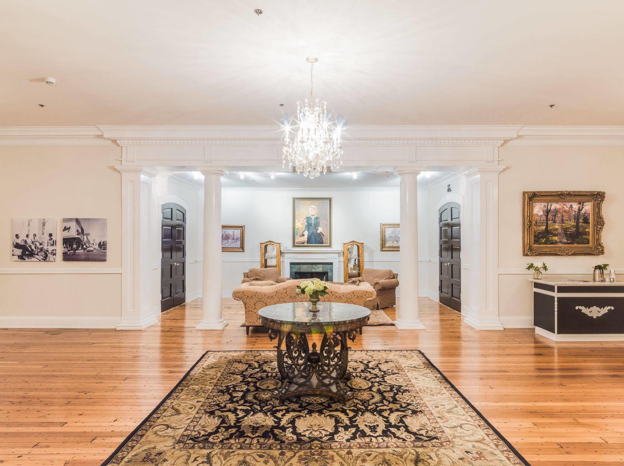 Inn At Carnall Hall Fayetteville Zewnętrze zdjęcie